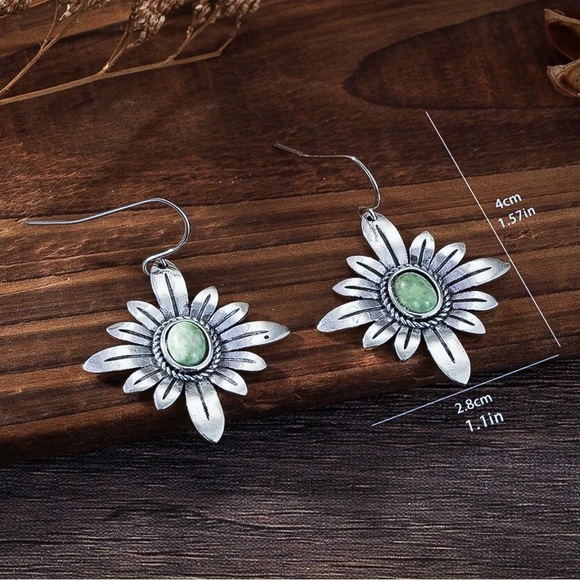 Any 4/$25! Antiqued Silver Flowers w/Green Stone Earrings - Picture 4 of 6